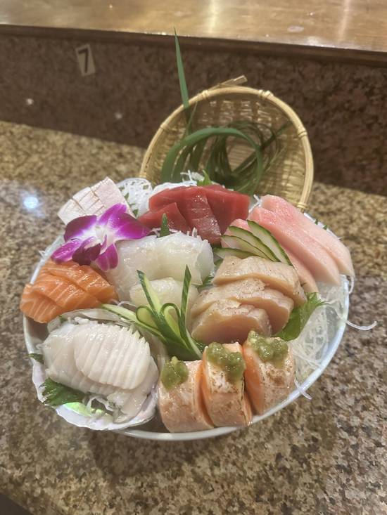 Assorted Sashimi Appetizer (8 pcs)