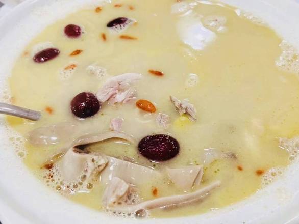 C20. White Pepper Chicken Soup with Pork Stomach胡椒猪肚鸡汤